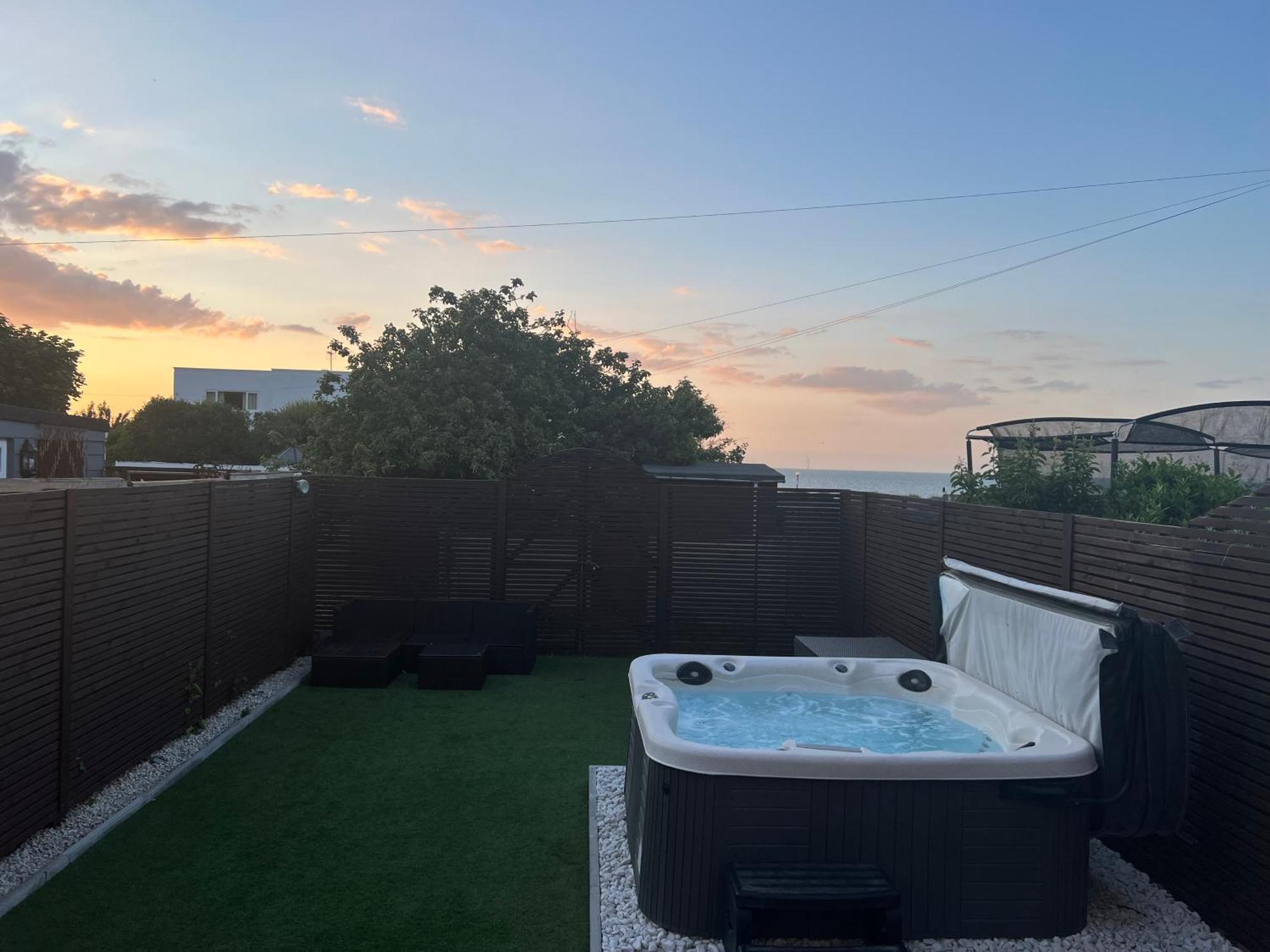 Broadway Beach Home With Hot Tub 헌베이 외부 사진